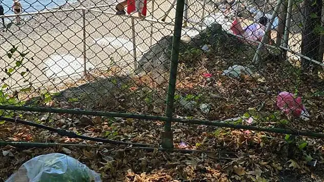 Ücretli hale getirilen Sevgi Barış Dostluk Plajı'na Tel Örgüleri Aşarak Girmeye Çalıştılar