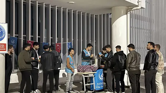 Ülkü Ocakları'ndan Üniversite Öğrencilerine Çorba İkramı