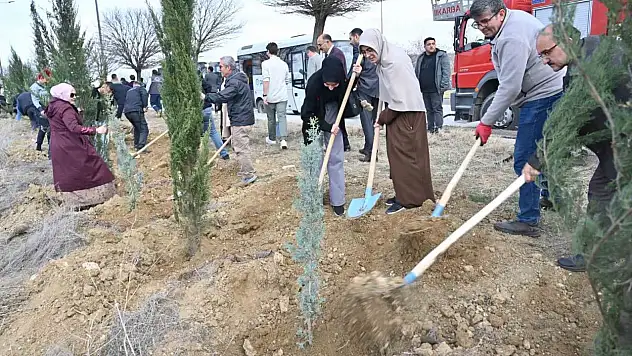 Aileler İçin Fidanlar Toprakla Buluşturuldu