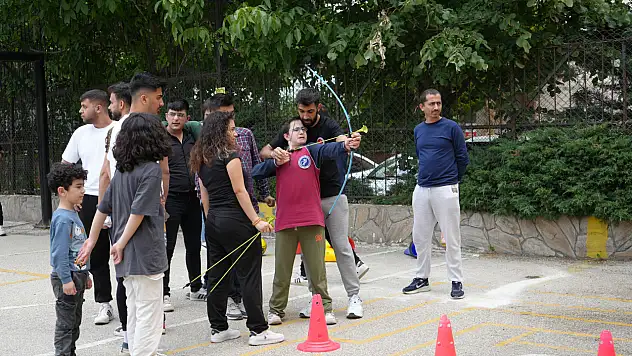 Üniversite Öğrencileri Özel Bireylere Sporla Katkı Sağlıyor