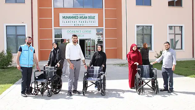 Üniversite Öğrencilerinden Tekerlekli Sandalye Hediyesi