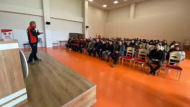 Üniversite Öğrencilerine Uygulamalı 'Afet' Eğitimi