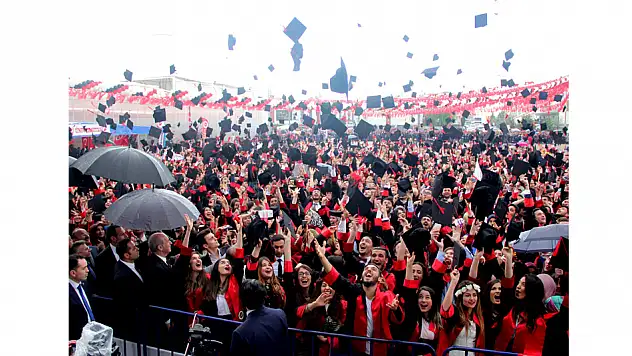 Üniversitede mezuniyet coşkusu