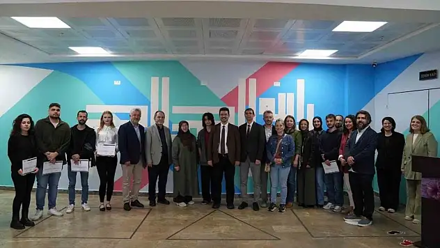 Üniversiteli gençler okul duvarlarını sanatla buluşturdu