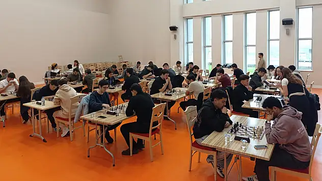 Üniversiteli Gençler Satranç Turnuvasında Yarıştı