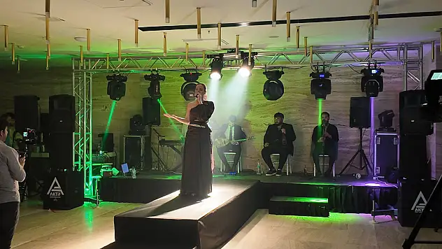 Ünlü Sanatçı Gökçe Kırgız, Kulakların Pasını Sildi