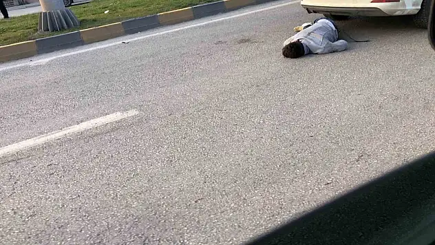 Üst Geçidi Kullanmayan Genç Otomobilin Çarpmasıyla Metrelerce Uçtu