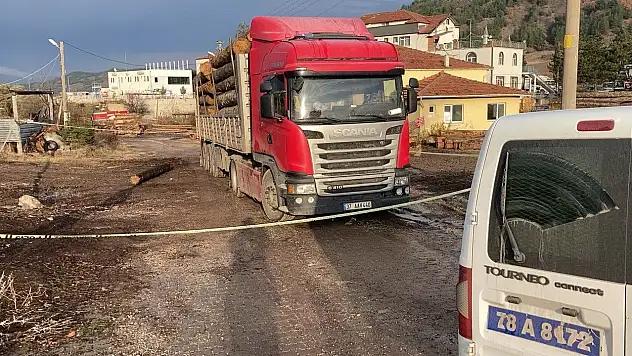 Üzerine Tomruk Düştü Hayatını Kaybetti