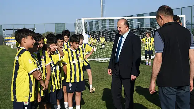 Vali Dallı'dan Yaz Okulundaki Genç Sporculara Ziyaret