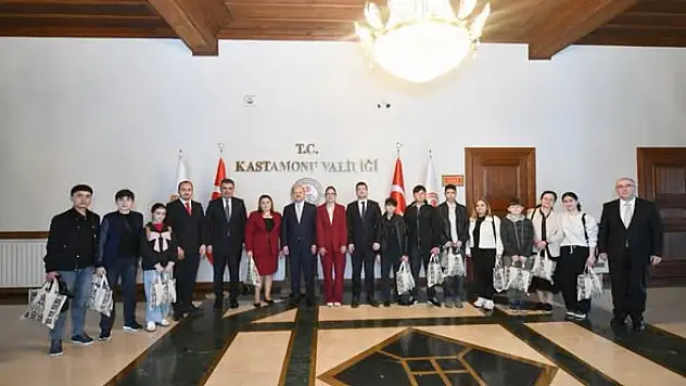 Vali Dallı Öğrencileri Kabul Etti