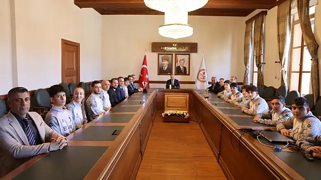 Vali Dallı Türkiye Şampiyonu Olan Öğrencileri Kabul Etti