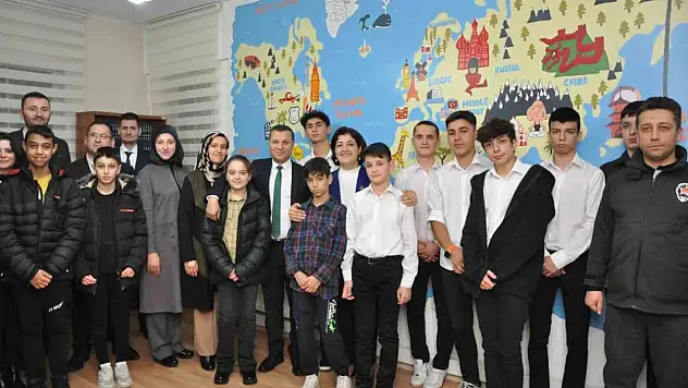 Vali Eşi Yavuz, Çocuklarla Bir Araya Geldi