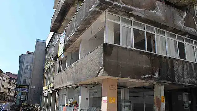 Vali Günaydın yıkımına başlanan Site İş Hanı'nı inceledi