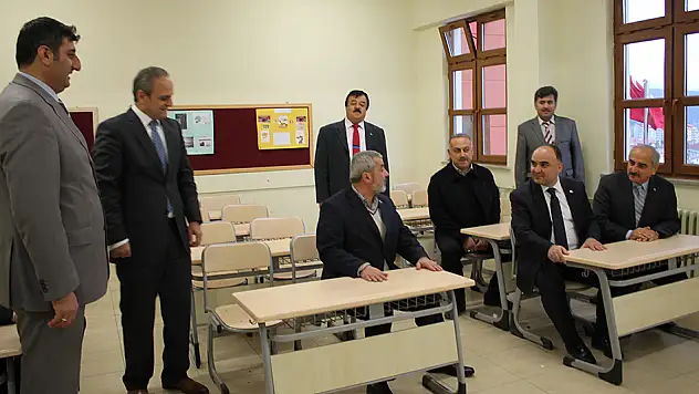 Vali Günaydın'dan, Tosya'daki okula 20 bin TL'lik söz