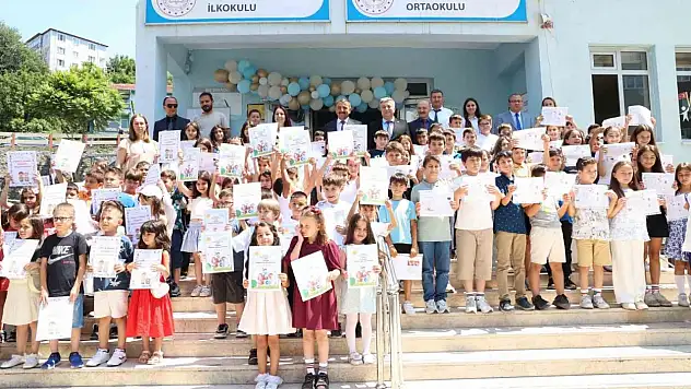 Vali Hacıbektaşoğlu Öğrencilere Karnelerini Verdi