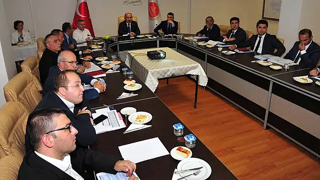Vali Karadeniz, İl Özel İdaresi Birim Müdürleri ile toplantı gerçekleştirdi