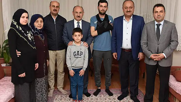 Vali Karadeniz'den, Kahraman Mehmetçiğe ziyaret