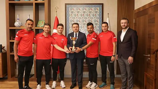Vali Musa Işın, Türkiye Şampiyonu Kütahya Ecofirm Ayak Tenisi Takımını Ağırladı
