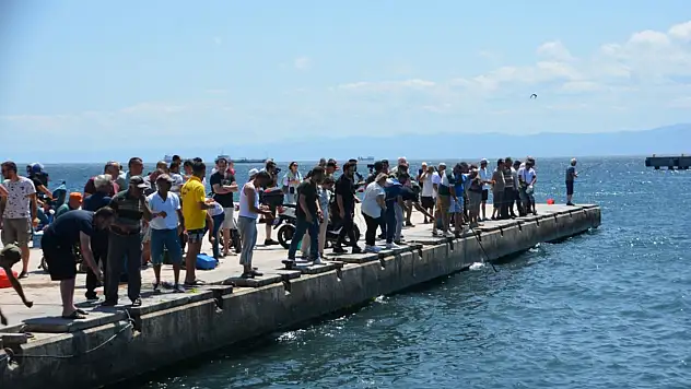 Vatandaşlar balık yakalamak için sahile akın etti