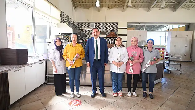 Vidinlioğlu personelin Anneler Günü'nü kutladı