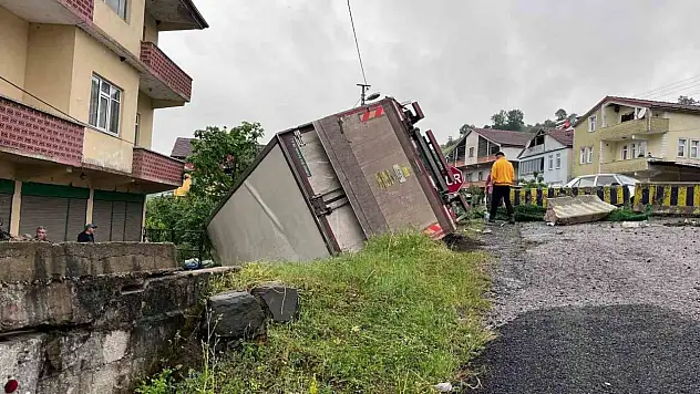 Virajı Alamayan Kamyonet Devrildi, Sürücüsü Yaralandı