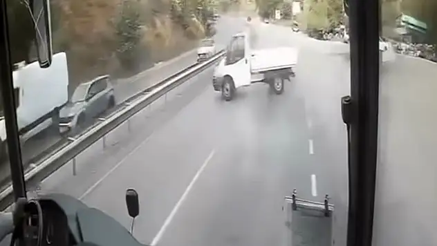 Virajı alamayan kamyonet spin attı: O anlar kamerada