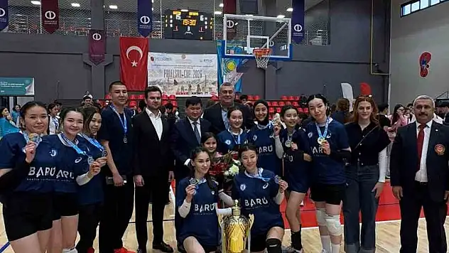 Voleybol Turnuvasında Kazakistanlı Öğrenciler Şampiyon Oldu
