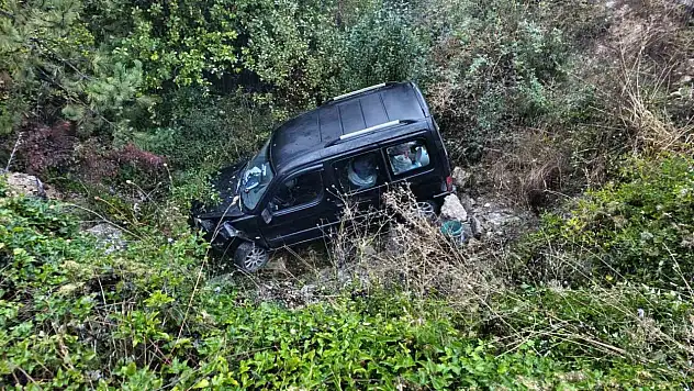 Yağış nedeniyle kontrolden çıkan hafif ticari araç şarampole uçtu: 1 yaralı