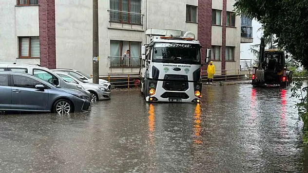 Yağış Nedeniyle Mazgal Tıkandı, Ekipler Çalışma Yaptı