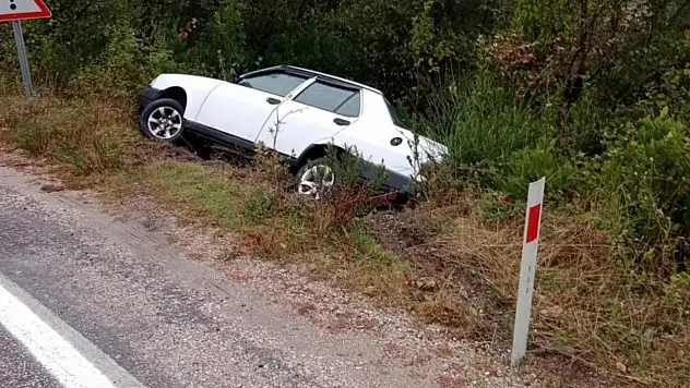 Yağışlı hava kazaya neden oldu: otomobil şarampole devrildi!