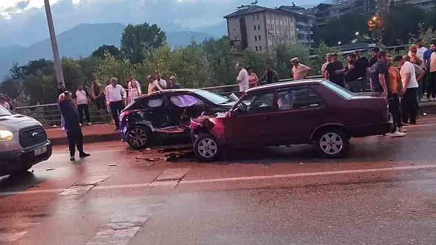 Yağışlı yolda iki otomobil çarpıştı: 4 yaralı