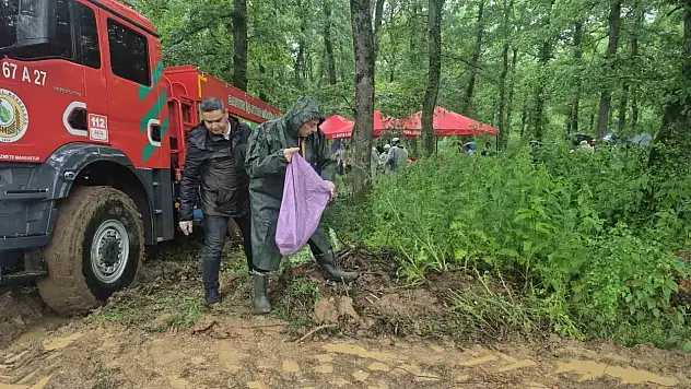 Yağmur Çamur Demeden Ormanda Çöp Topladılar