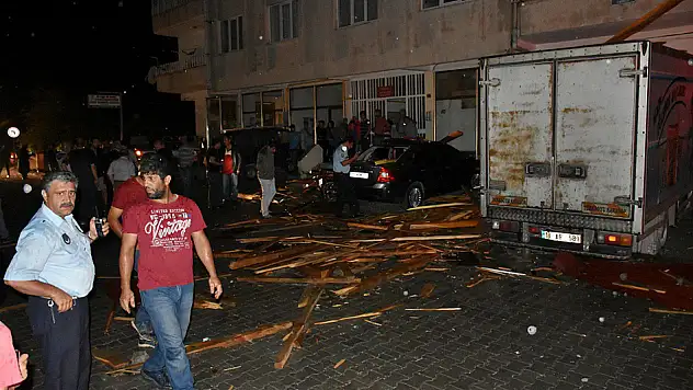 Yağmur ve rüzgar evlerin çatısını uçurdu