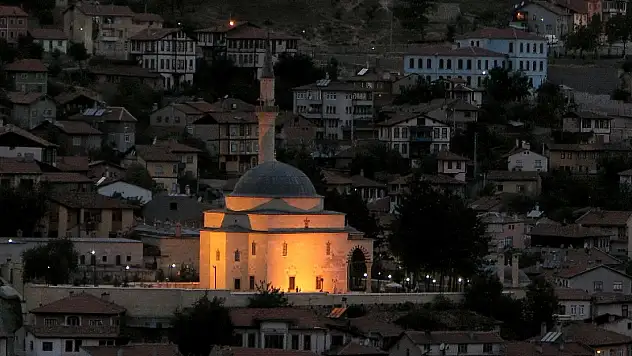 Yakupağa Camii'nin Kapısında Ne Yazıyor?