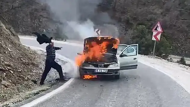 Yanan aracını ceketiyle söndürmeye çalıştı