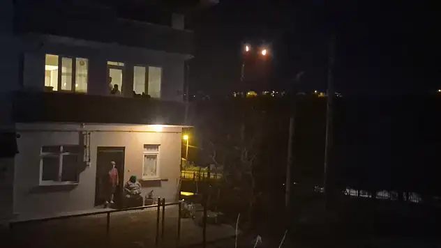 Yanan Kablolardan Yere Alev Parçaları Düştü