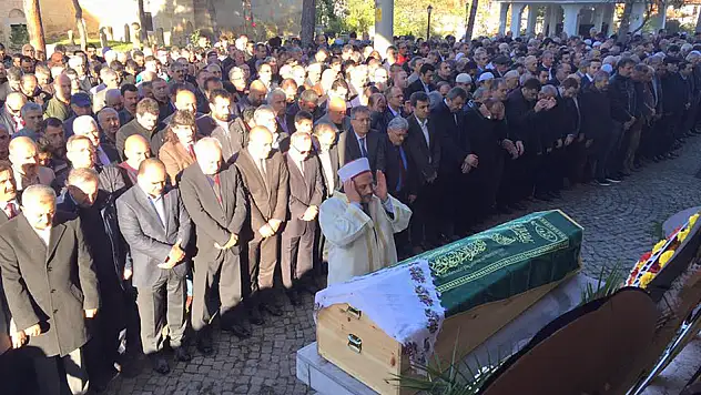 Yanarak ölen çift yan yana toprağa verildi