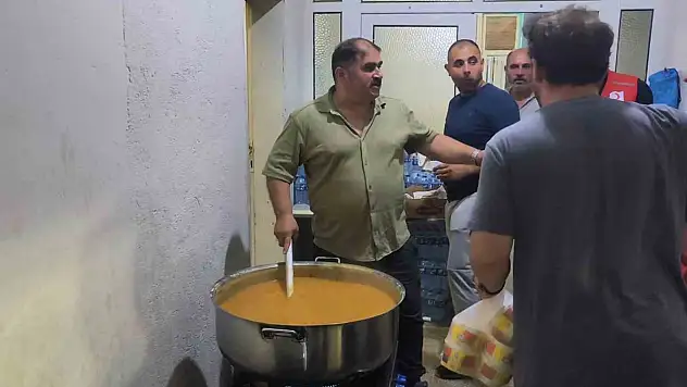 Yangın Bölgesindeki Muhtar Köye Gelen Yardım Ekibine Çorba Yaptı