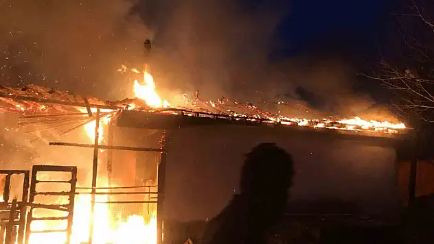 Yangın Tek Katlı Evi Kullanılamaz Hale Getirdi