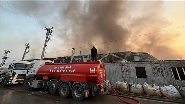 Yangına Müdahale Sürüyor: Tekstil Fabrikasına Da Sıçradı!