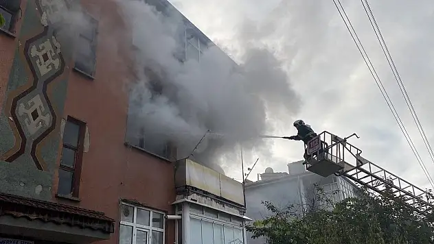 Yangında Mahsur Kalanları Komşuları Kurtardı