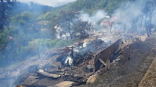 Yangından Etkilenen Vatandaşlar İçin Beslenme Ve Barınma Desteği
