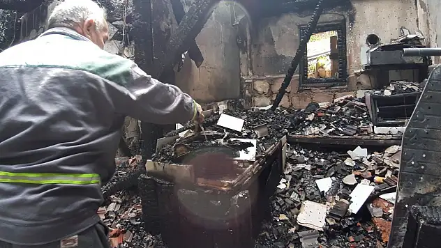 Yangından Geriye Sadece 120 Lirası ve 7 Köpeği Kaldı