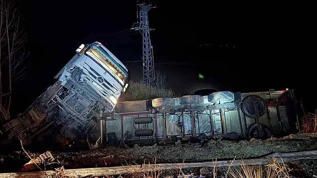 Emniyet Şeridindeki Otomobile Ticari Araç Çarptı: 4 Yaralı