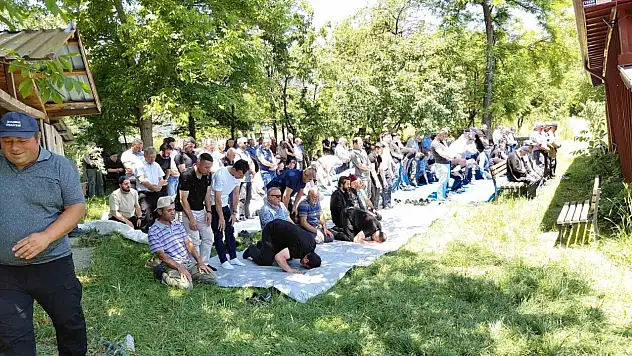 Yardım için durduğu emniyet şeridinde otomobil çarpmıştı, son yolculuğuna uğurlandı