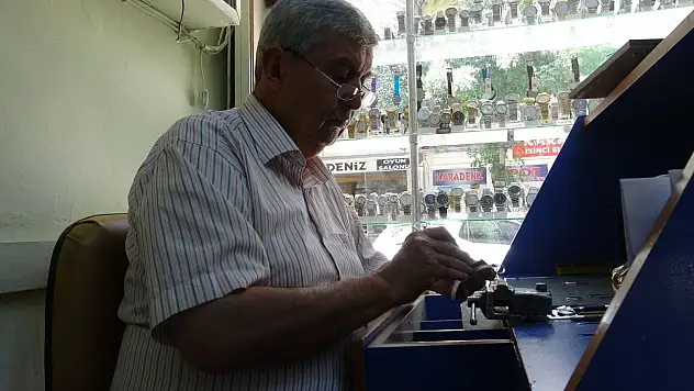 Yarın asırlık saat ustası mesleğini aşkla sürdürüyor