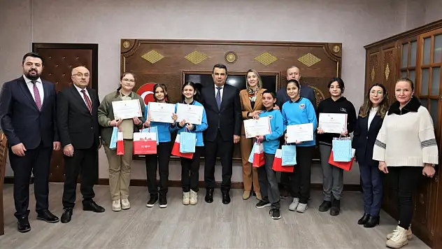 Yarışmaya Katılan Öğrencilere Belge Takdimi