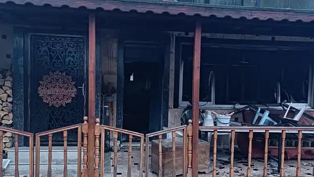 YAŞLI ADAM ALEVLERDEN KURTULAMADI