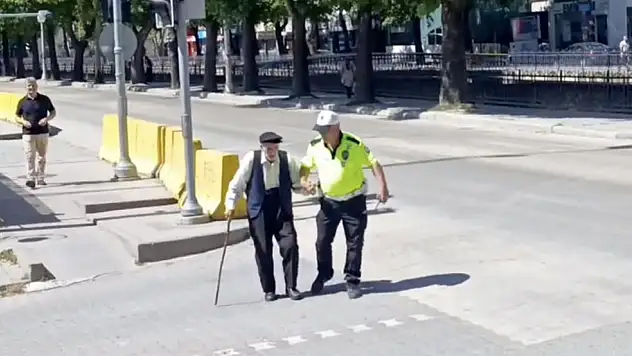 Yaşlı Adama Yardım Yürekleri Isıttı
