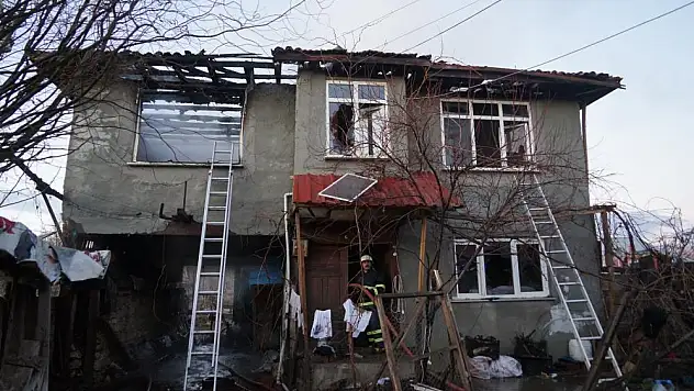 YAŞLI KADIN ALEVLERDEN KAÇAMADI